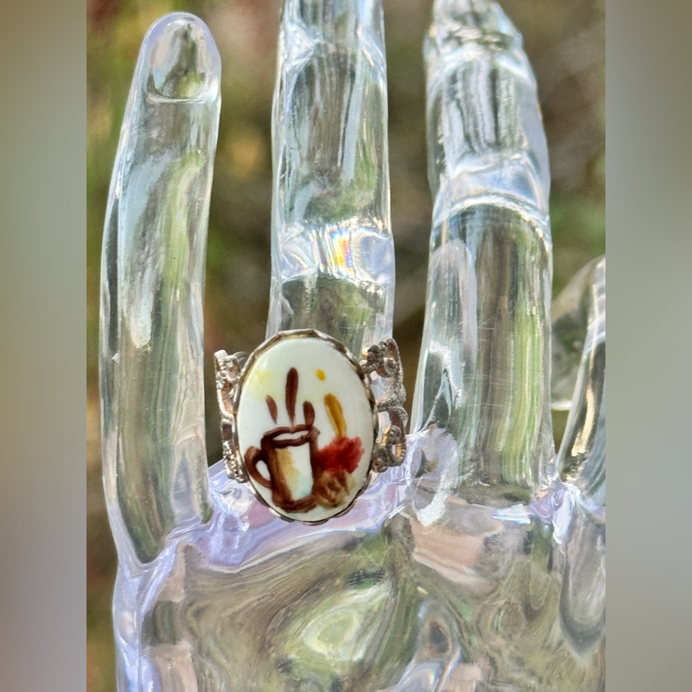 ☕ Vintage Hand-Painted Porcelain Coffee Mug Ring – Adjustable Filigree Band